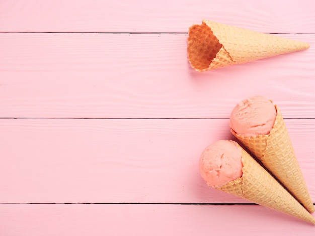 Cone de waffle de sorvete em uma vista superior de fundo rosa Copiar espaço Conceito de férias de verão
