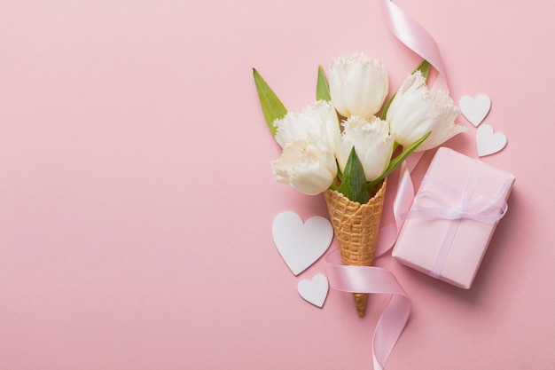 Cone de waffle flatlay com flor de flor branca