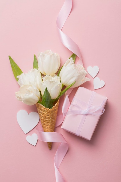 Cone de waffle flatlay com flor de flor branca