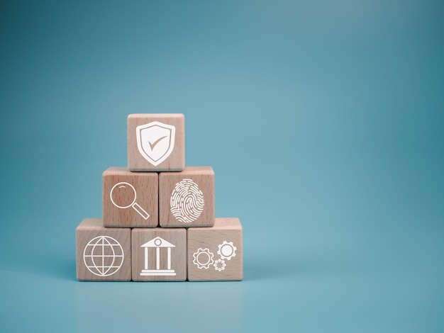 Ícone em um cubo de madeira Representa proteção contra roubo de dados Segurança em equipes de negócios