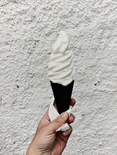 Foto cone de helado en la mano