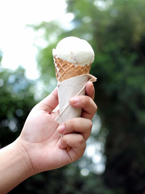 Foto cone de helado en la mano