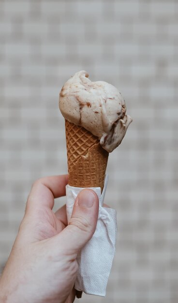 Cone de helado en la mano