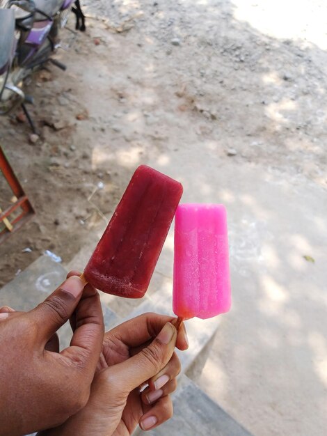 Foto cone de helado en la mano