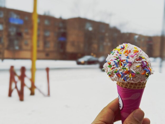 Cone de helado en la mano