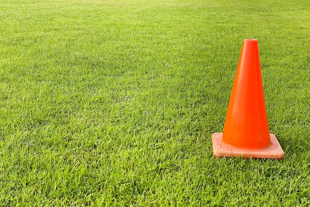 Foto cone laranja em campos de futebol