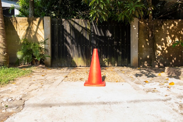 Cone vermelho na estrada