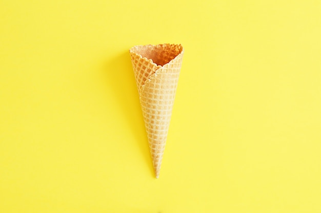 cone waffle em fundo amarelo