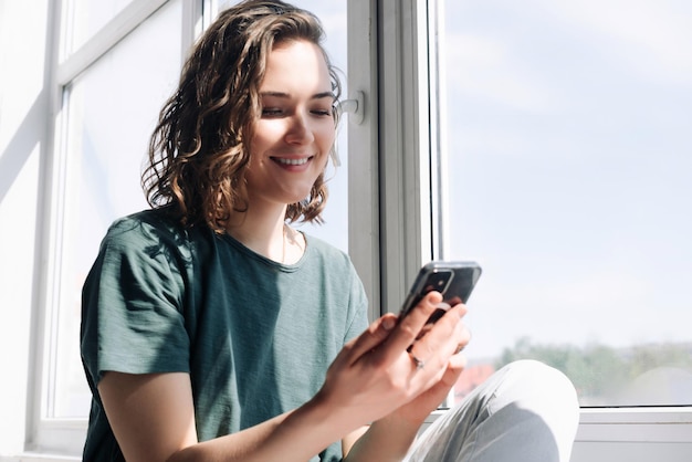 Conectada na solidão, uma jovem abraça a tecnologia para comunicação e conexão enquanto