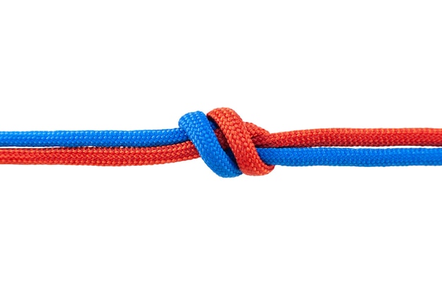 Se conectan dos cables rojo y azul. Nudo en un cordón aislado en un fondo blanco.