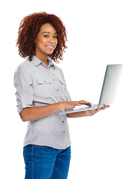 Conectando-se ao mundo com o toque de um botão Uma bela jovem segurando um laptop contra um fundo branco