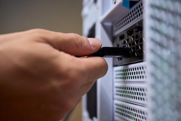 Conectar un cable a un servidor de computadora para la funcionalidad adecuada y las necesidades de comunicación