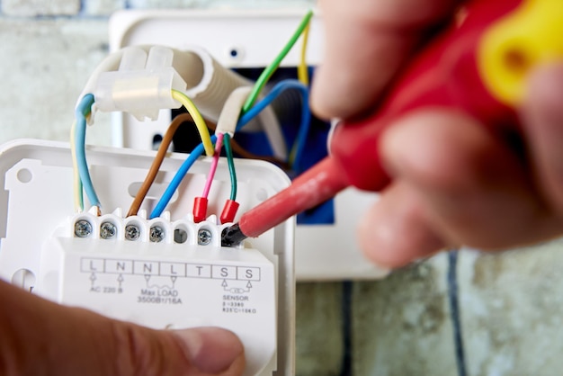 Foto conectar cables de color a los terminales del termostato para la calefacción por suelo