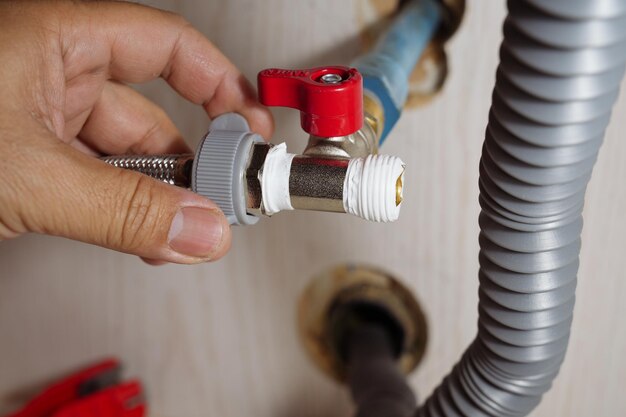 Conectar a mano la tubería de agua a la válvula para la instalación de electrodomésticos