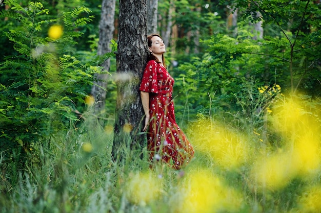 Conectar-se com a natureza beneficia a saúde mental Terapia da natureza Ecoterapia ajuda na saúde mental Impacto da natureza Bem-estar Mulher de vestido vermelho curtindo a natureza