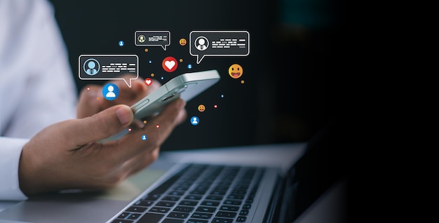 Conecte-se à rede de mídia social através de smartphone Mulheres usando o smartphone digitando à mão Conversa em caixa de bate-papo Ícones de marketing de mídia social Chat ao vivo Conversa no aplicativo