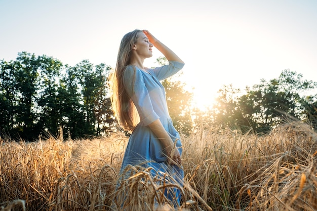 Conecte-se com a natureza, desacelere, esteja presente, entre em seus sentidos, pacífica, jovem, sozinha, vestida