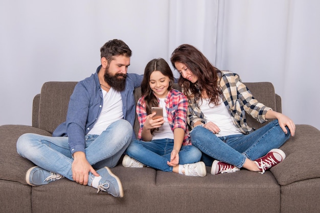 Conecte-se e converse. Filha feliz conversando no smartphone. Bate-papo em família. Controle dos pais. Manter a criança segura online.