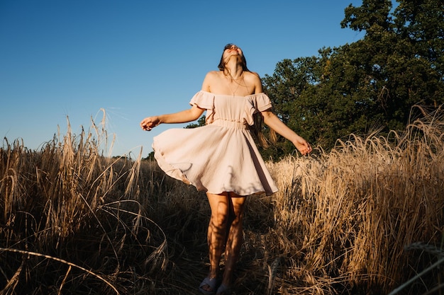 Conéctese con la naturaleza disminuya la velocidad esté presente entre en sus sentidos pacífica sola mujer joven vestida