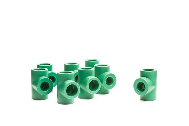 Conector de plástico verde em forma de t para cano de água em um fundo branco com espaço de cópia