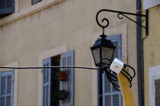 Conector de enchufe en la plaza principal de marsella