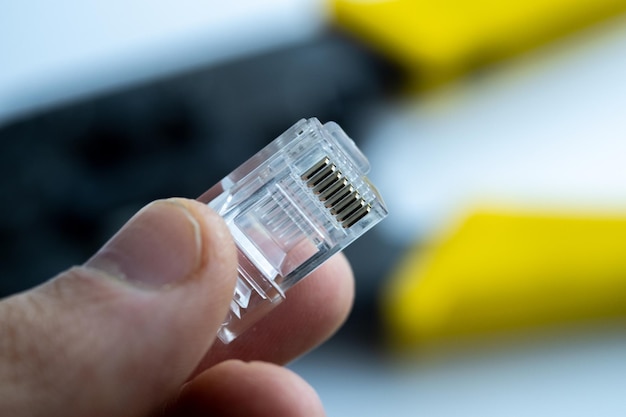 Conector lan ethernet rj45 em mãos. fechar-se