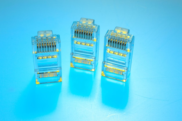 Conector rg 45 para cabo de internet Vários conectores estão em um plano de fundo multicolorido