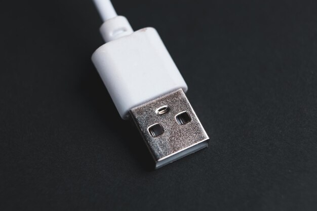 Conector USB em um fundo escuro