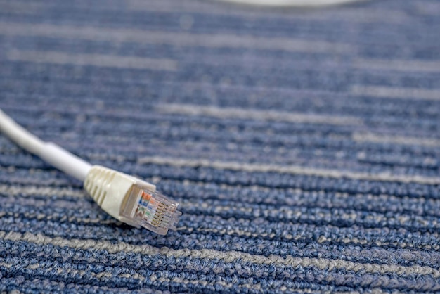 Conectores de cable LAN o cable Ethernet rj45 en alfombra