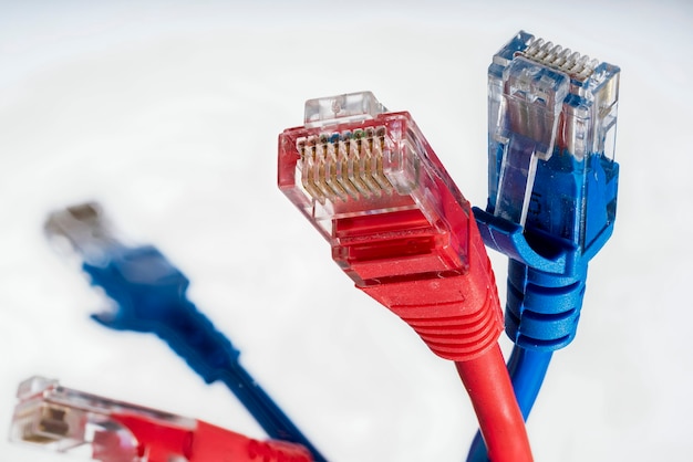 Conectores rojo y azul para redes de Internet, cables de datos.