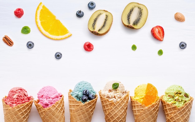 Foto coneis de gelado e frutas sobre fundo branco