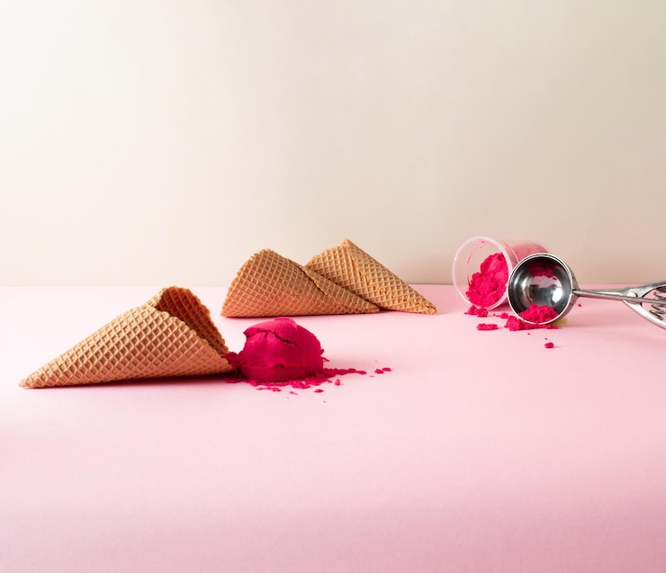 Foto coneis de sorvete com scoops de sorvete em fundo rosa pastel conceito de comida de verão mínimo