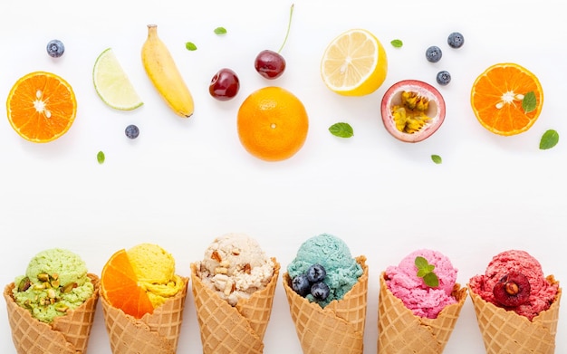 Foto conejes de helado y frutas sobre fondo blanco