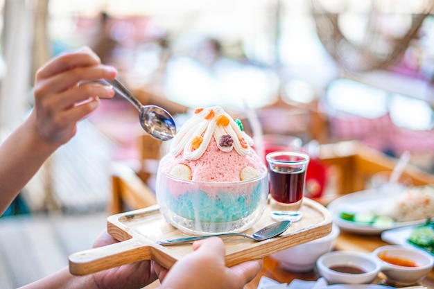 Conejes de nieve dulces helados con comida colorida en el café