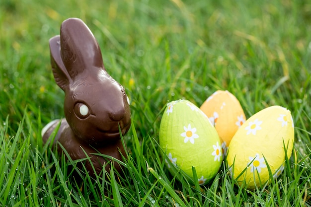 Conejito de chocolate en la hierba con huevos de Pascua