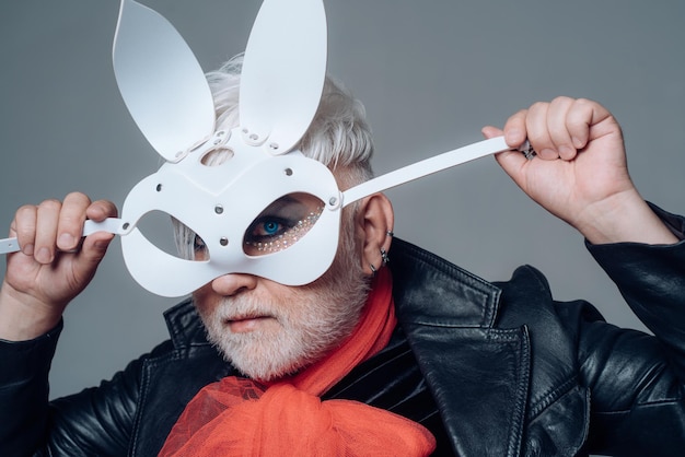  Conejito erótico. hombre transgénero cubre la cara con máscara de conejo. jugador de rol animal. accesorio