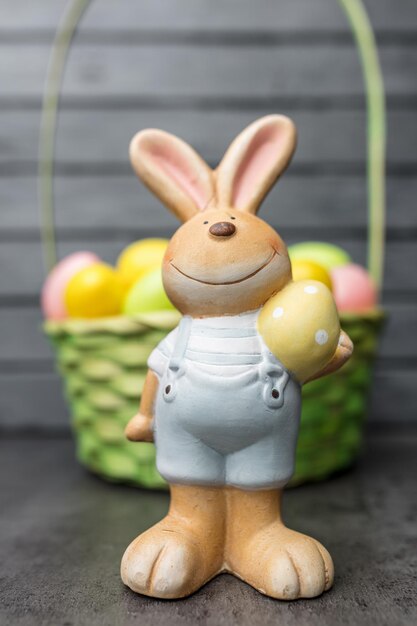 Conejito y huevos tradicionales de vacaciones de Pascua