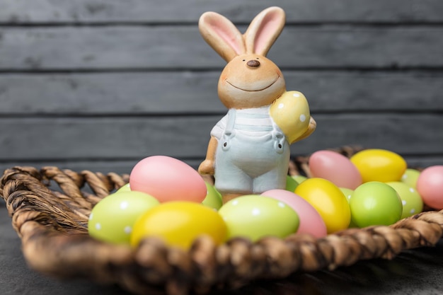 Conejito y huevos tradicionales de vacaciones de Pascua