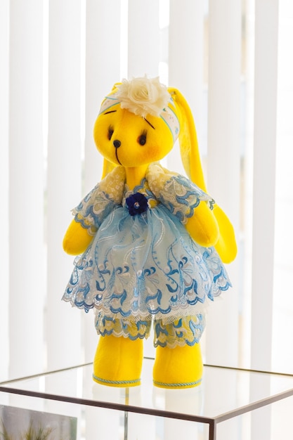 Foto conejito de muñeca hecho a mano con vestido azul de cuerpo entero