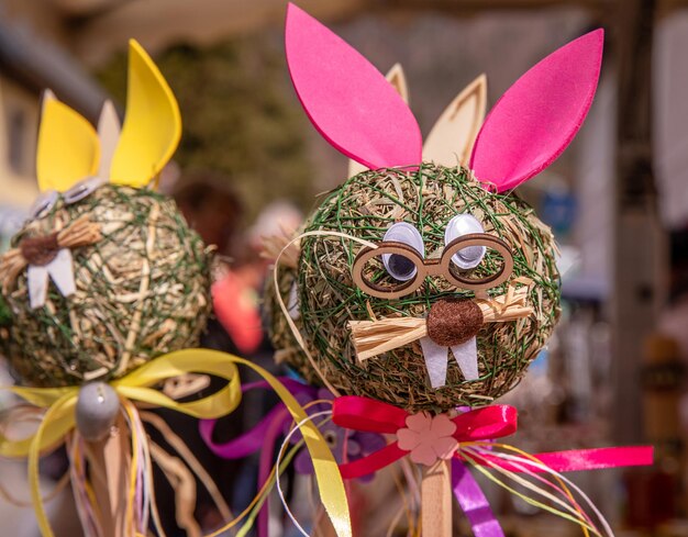 Conejito de paja decorativo de Pascua mercadillo de Pascua día libre clima soleado