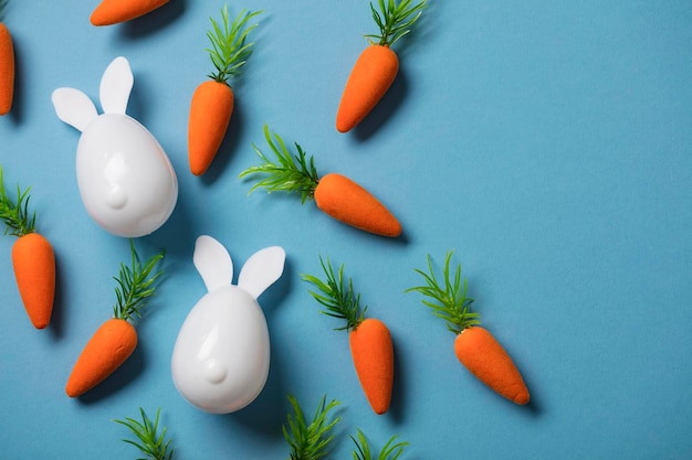 Conejito de Pascua blanco con zanahorias naranjas Composición de Pascua