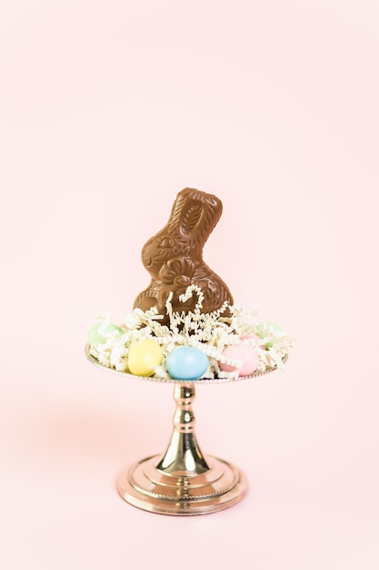 Conejito de Pascua de chocolate con caramelos de Pascua de chocolate en el stand.