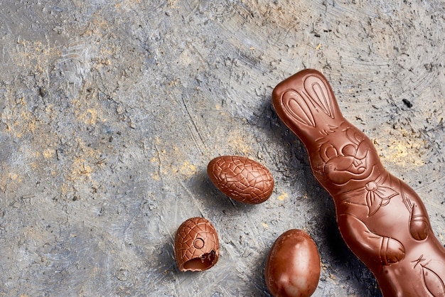 Conejito de Pascua de chocolate y huevos sobre fondo de madera