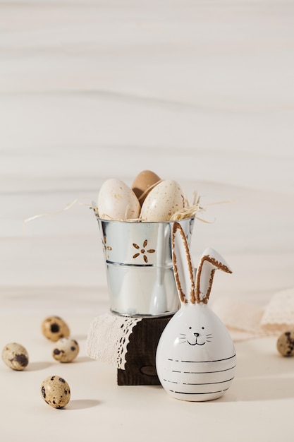 Conejito de pascua y huevos de pascua en un balde