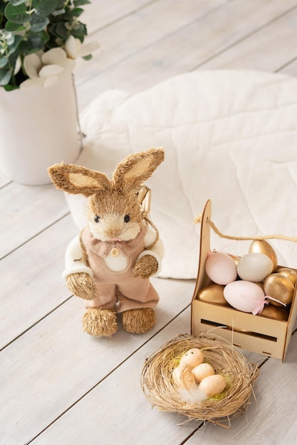 Conejito de pascua en monos huevos flores y un nido