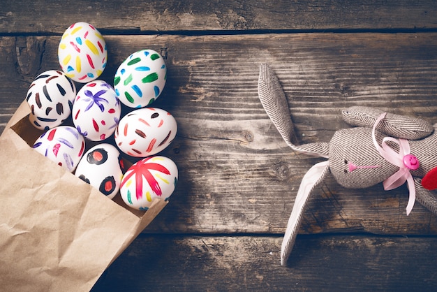 Conejito de Pascua en tableros viejos