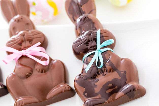 Conejitos de chocolate de Pascua elaborados con leche sólida y chocolate negro.