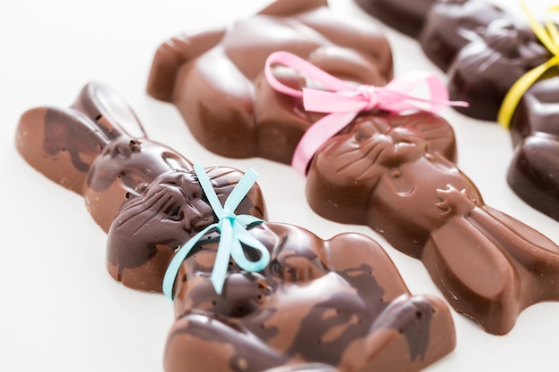 Conejitos de chocolate de Pascua elaborados con leche sólida y chocolate negro.