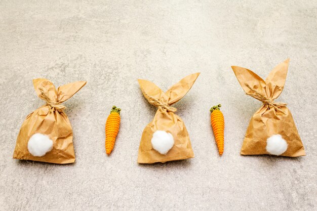 Conejitos de papel y zanahorias tejidas para Pascua