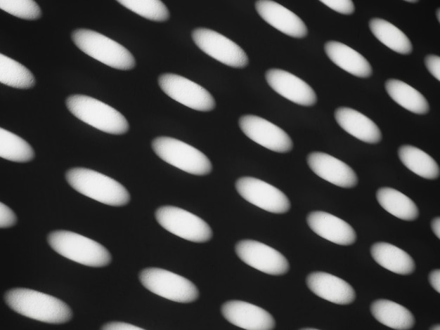 Conejitos de sol abstractos óvalos Blanco y negro feo de moda Estilo retro o disco Fondo abstracto con diferentes reflejos de sol borrosos que pasan a través de los agujeros de las persianas o persianas